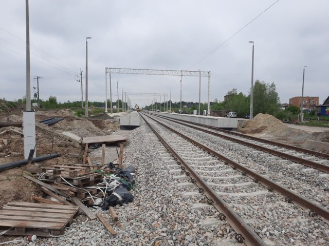 Przystanek kolejowy Radom Stara Wola w budowie. Gotowe są tory, trwa jeszcze budowa trakcji i peronów.