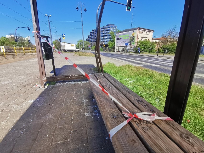 Ktoś wjechał w przystanek przy Operze Nova w Bydgoszczy. Policja szuka sprawcy! [zdjęcia]