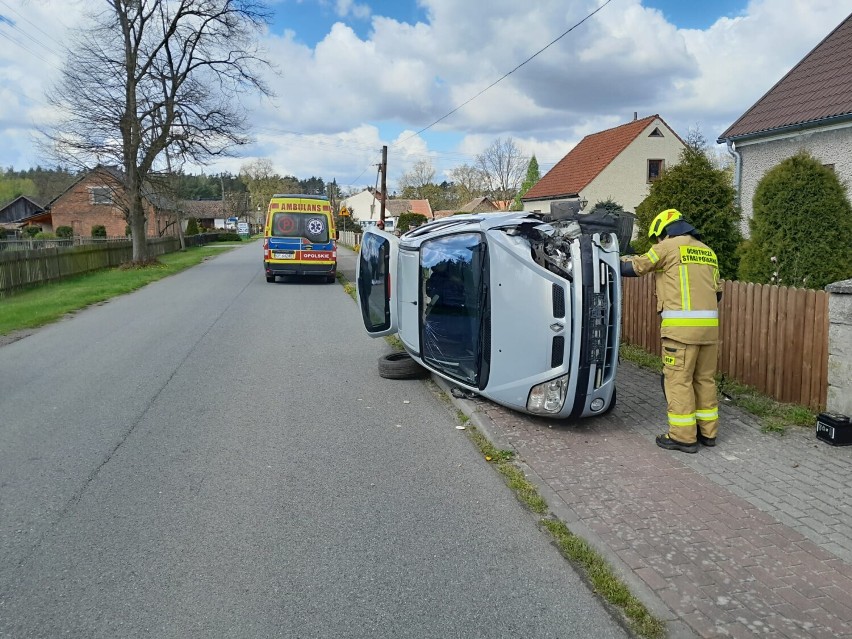 Wypadek w miejscowości Ładza. 67-letni kierowca wjechał w przydrożne ogrodzenie 