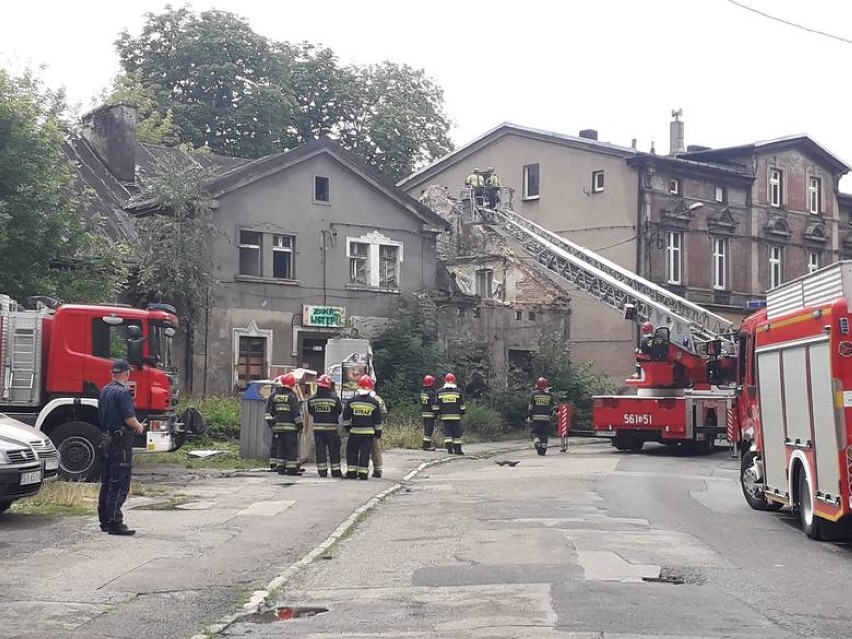 Zawalił się dach budynku przy ulicy Sobieskiego w Siemianowicach Śląskich [ZDJĘCIA, WIDEO]