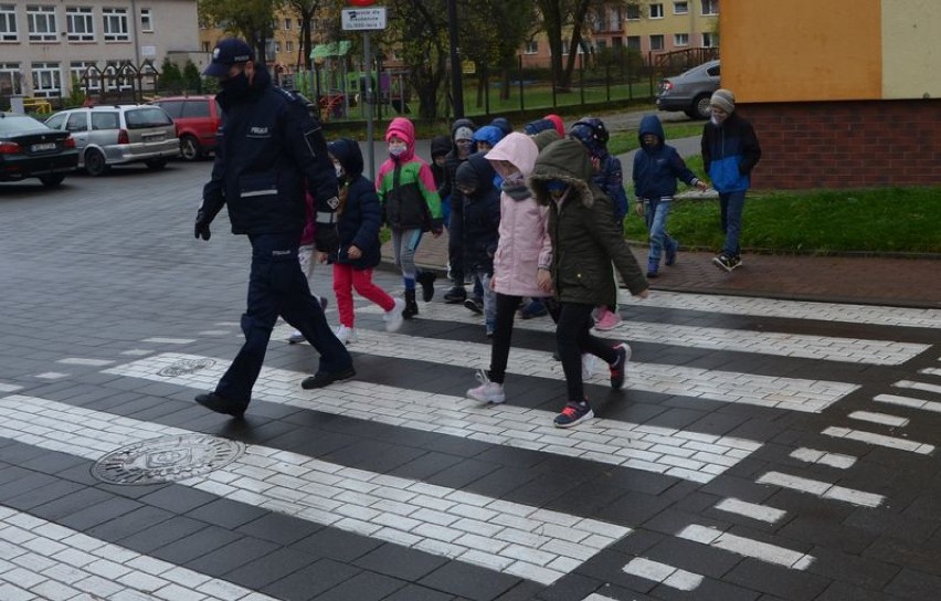 Wejherowo. Policjanci uczyli dzieci bezpiecznego przejścia przez ulicę