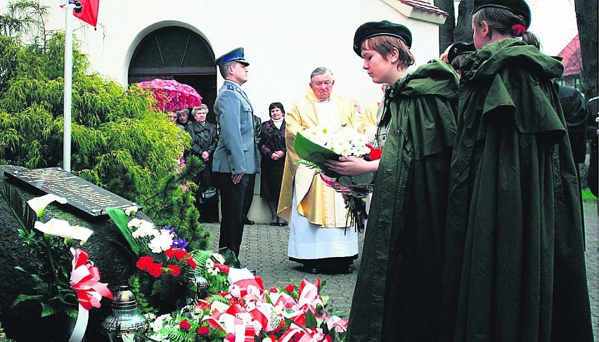 13.04 Po mszy w bujakowskim kościele złożono kwiaty za...