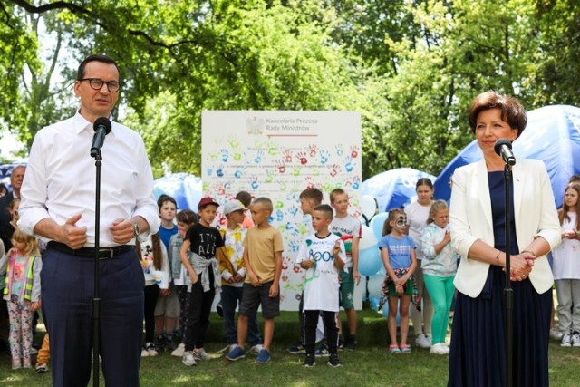 Symbolicznie podpisanie ustawy przez premiera Morawieckiego oraz minister Maląg odbyło się w trakcie festynu w ogrodach KPRM.