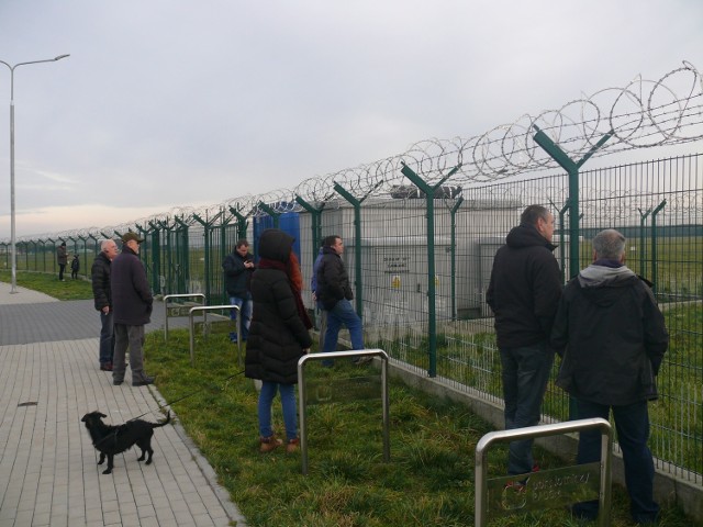 Każdy przylot i odlot samolotu pasażerskiego ściąga ciekawskich kibicujących radomskiemu lotnisku. W niedzielę na Sadkowie było sporo osób, w tym ludzie odprowadzający podróżnych.