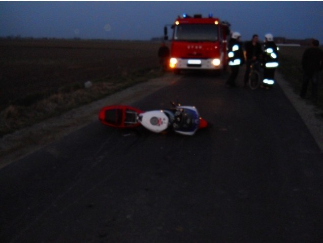 W Rozdrażewie na drodze w kierunku Nowej Wsi motocykl zderzył się z samochodem [ZDJĘCIA]