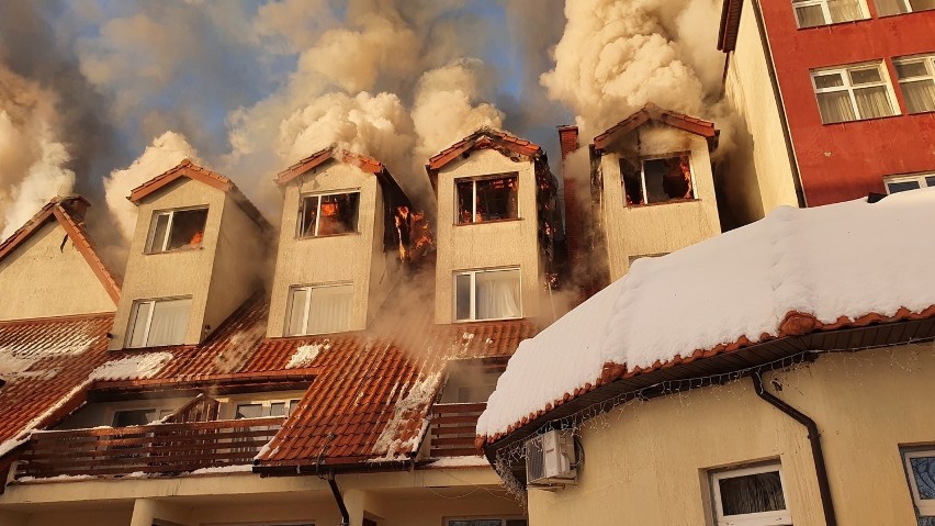 Pożar w hotelu Amber Bay w Augustowie. Słup dymu było widać z daleka