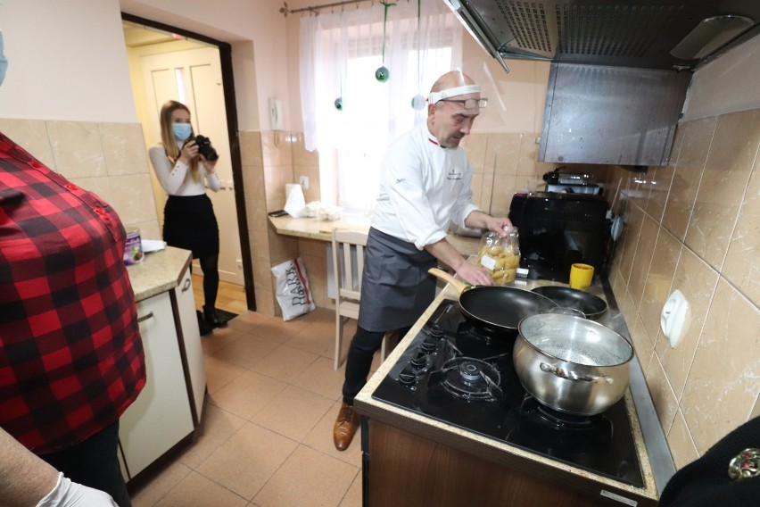 Warsztaty kulinarne w Skibinie w gminie Radziejów z kucharzem Wojciechem Grześkowiakiem [zdjęcia]