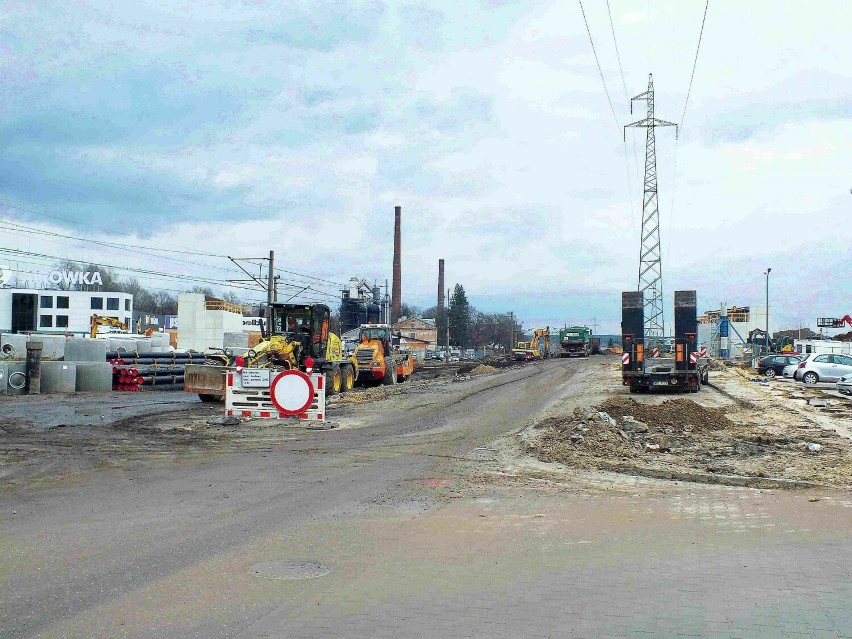 Trwa budowa wiaduktu nad torami w Starachowicach. Jak idą prace? Zobacz zdjęcia