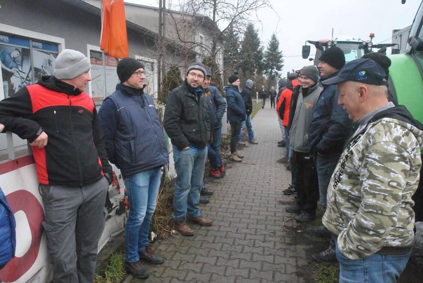 Protest rolników 2022 - w odpowiedzi na apel Agrounii w Lipnie zebrało się około trzydziestu rolników. Jadą do Leszna [ZDJĘCIA]