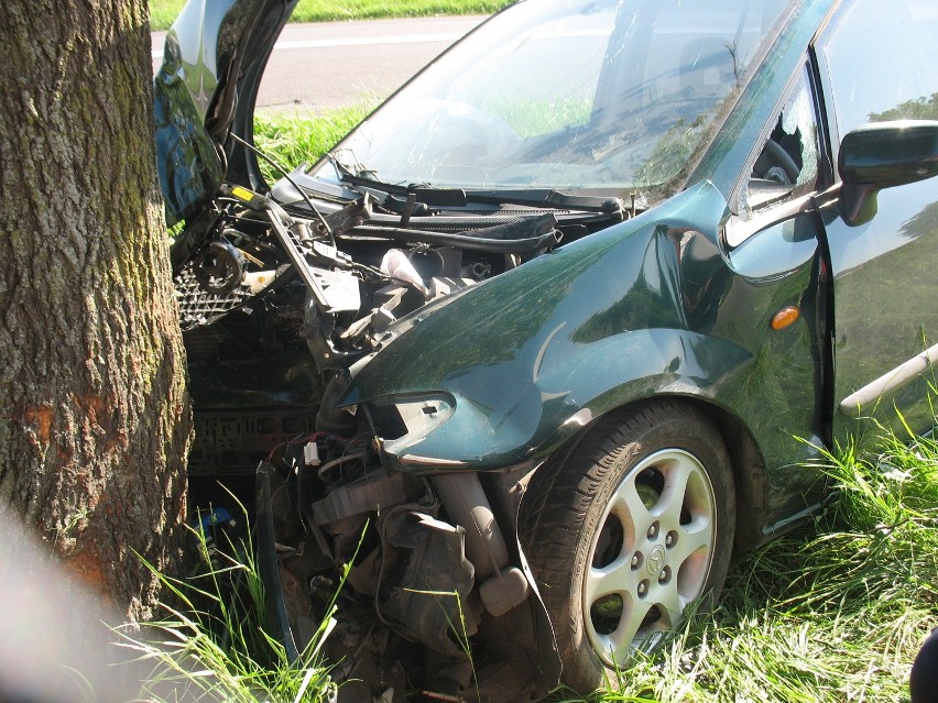 Mazda uderzyła w drzewo. Kierująca i pasażerka zostały odwiezione do szpitala