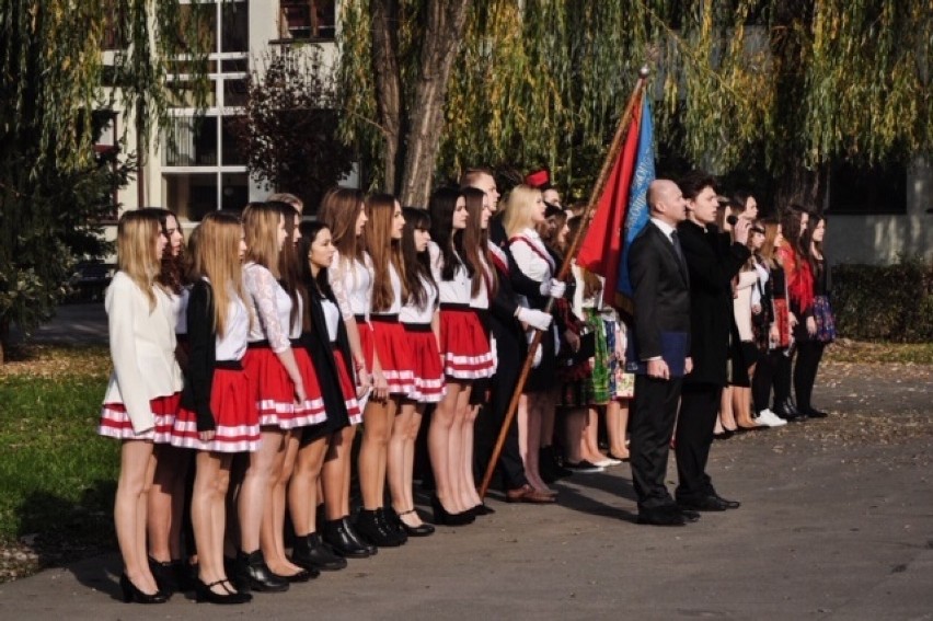 Kraków. Uczniowie odśpiewali hymn na 100-lecie odzyskania niepodległości [ZDJĘCIA]