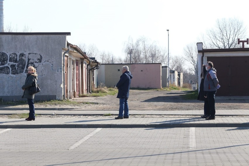 Obecnie w godzinach 10.00-12.00 ze sklepów mogą korzystać...