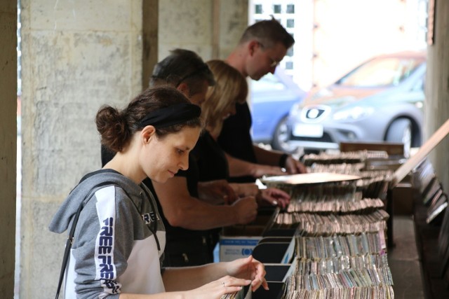 Powiatowe Mistrzostwa VinylDJ i giełda płyt winylowych w Jędrzejowie za nami. Do nabycia było 2 tysiące płyt winylowych i wiele innych.