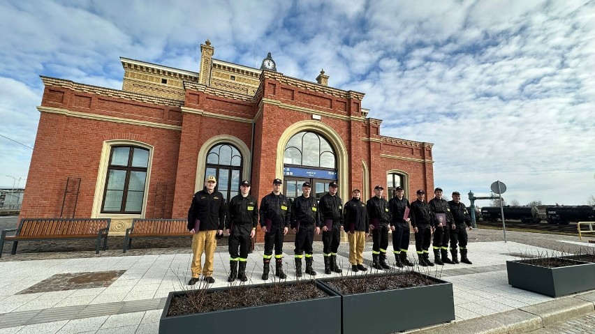 Władze Chojnic dziękowały strażakom za gaszenie pożaru kamienicy