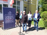 Konferencja prasowa pełnomocnika PiS Arwida Żebrowskiego w Kwidzynie. Zbierano podpisy pod projektem "Chrońmy Dzieci, Wspierajmy Rodziców"