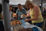 Grzyby na tarnowskim Burku. Najwięcej jest prawdziwków i kozaków. Ich cena jest przystępna, ale trzeba sprawdzać czy nie są robaczywe