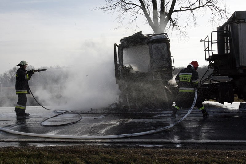 Legnica: Pożar tira w Dobroszowie (ZDJĘCIA)