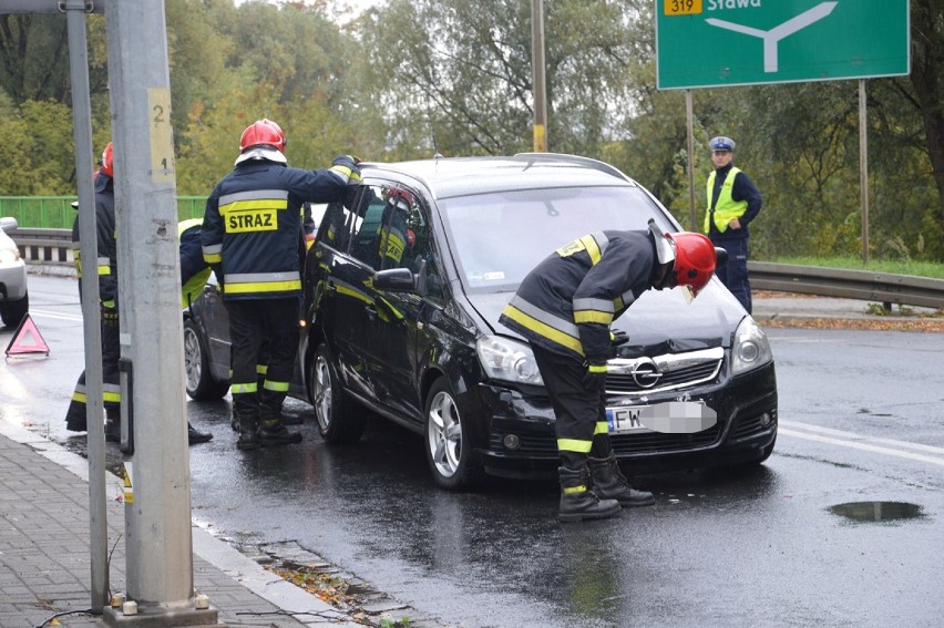 Zderzenie trzech aut miedzy mostami w Głogowie [ZDJĘCIA]