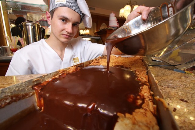 Cukiernik Dominik Kita zaprezentował nam sernik pod pierzynką z czekolady, jedno z ulubionych ciast klientów kieleckiej cumierni Świat Słodyczy.