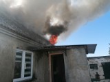 Pożar pod Łabiszynem. Palił się dom jednorodzinny w Wyrębie. Mieszkańcy gminy organizują pomoc. Możesz dołączyć! [zdjęcia] 