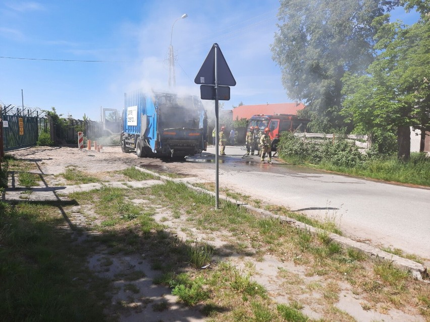 Na ulicy Lotniczej w Radomiu zapaliła się śmieciarka. Uciążliwy dym roznosił się po całej ulicy