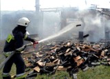 Nocny pożar w Kłosach. Straty 158 tys. zł. Z ogniem walczyło 8 jednostek straży pożarnej