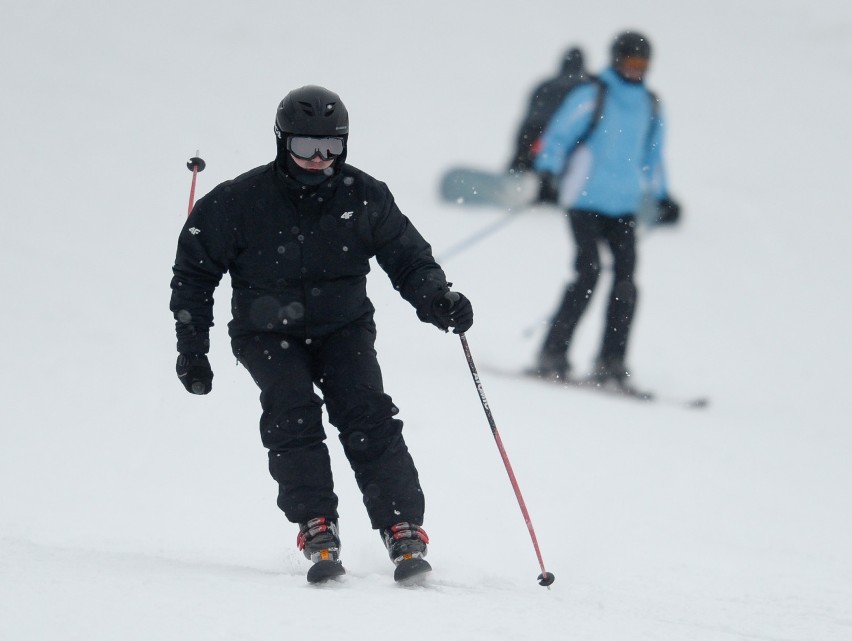 Narciarze na stoku narciarskim w Przemyślu
