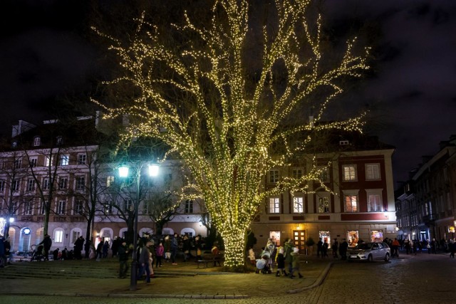 Zamknięcie dla ruchu drogowego ul. Nowy Świat i Krakowskie Przedmieście od 23.12.2018 (niedziela) od godz. 23:15 do 07.01.2019 (poniedziałek) do godz. 05:00.

W związku z zamknięciem dla ruchu kołowego ciągu ulic Nowy Świat – Krakowskie Przedmieście na odcinku od ronda de Gaulle’a do ul. Senatorskiej w terminach:
1) od nocy 23/24.12.2018 r. od początku kursowania linii nocnej (linie dzienne od dnia 24.12.2018 r. od początku kursowania) do nocy 1/2.01.2019 r. do końca kursowania linii nocnej (linie dzienne do dnia 1.01.2019 r. do końca kursowania),
2) od nocy 4/5.01.2019 r. od początku kursowania linii nocnej (linie dzienne od dnia 5.01.2019 r. od początku kursowania) do nocy 6/7.01.2019 r. do końca kursowania linii nocnej (linie dzienne do dnia 6.01.2019 r. do końca kursowania)

Autobusy linii E-2, 102, 105, 111, 116, 128, 175, 178, 180, 222, 503, 518 i N44  zostaną skierowane na trasy objazdowe i kursowanie tych linii realizowane będzie na podstawie specjalnych rozkładów jazdy.

Uruchamia się funkcjonowanie przestanków:
PL. PIŁSUDSKIEGO 01 zlokalizowanego przy ul. Wierzbowej w rejonie skrzyżowania z ul. Moliera . Przystanek obowiązuje jako stały dla autobusów linii 107, 111, 116, 128, 175, 178, 180, 222 oraz jako warunkowy dla autobusów linii N44;PL. TEATRALNY 04 zlokalizowanego przy ul. Moliera w rejonie skrzyżowania z ul. Senatorską. Przystanek obowiązuje jako stały dla autobusów linii 116, 178, 180, 503 i 518 oraz jako warunkowy dla autobusów linii N44.

Zawiesza się funkcjonowanie przystanków:
FOKSAL 01 i 02;UNIWERSYTET 01 i 02;HOTEL BRISTOL 01 i 02;PL. ZAMKOWY 01 i 02;ORDYNACKA 01 i 02.