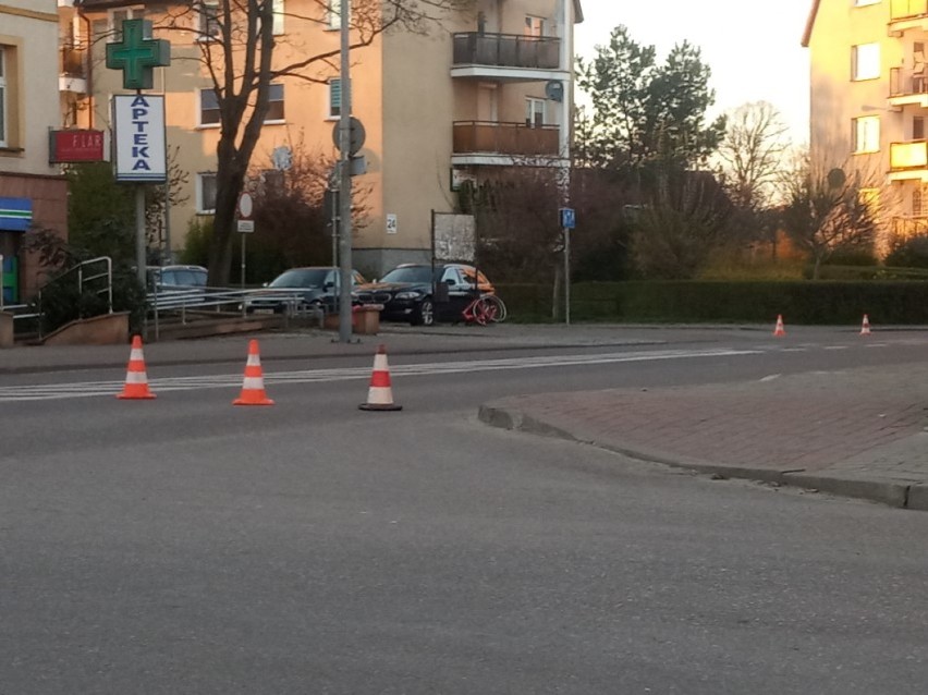 Na Armii Krajowej w Lęborku kierujący mazdą potrącił rowerzystę [ZDJĘCIA]