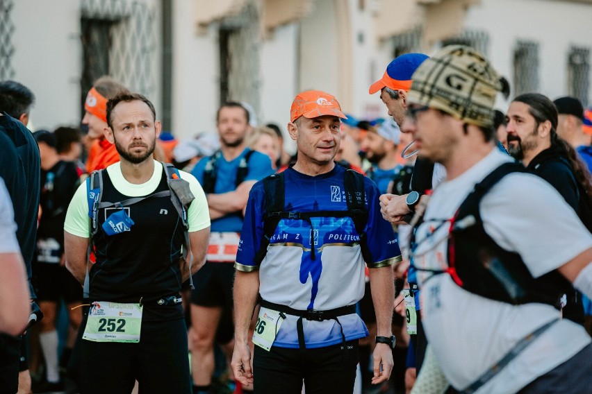 Zawodnicy ósmej edycji Ultramaratonu Podkarpackiego wystartowali z rzeszowskiego Rynku 