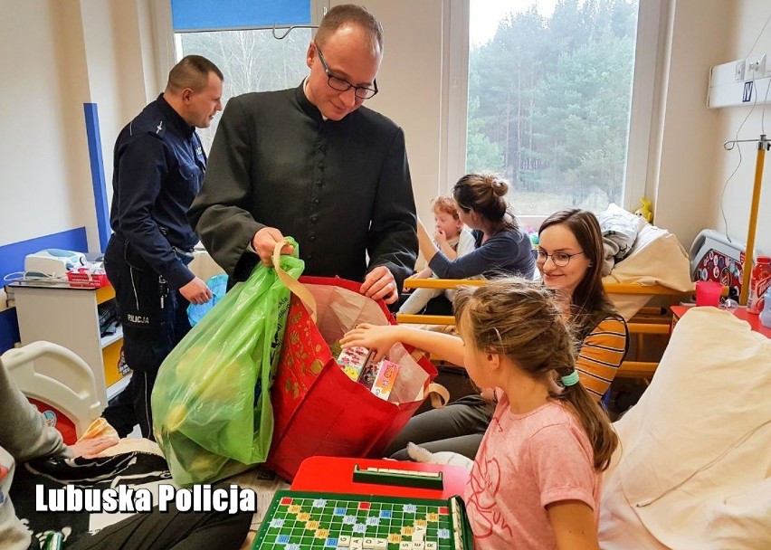 NOWA SÓL Policjanci zebrali zabawki i przekazali je dzieciom przebywającym w szpitalu. Brawo! [ZDJĘCIA]