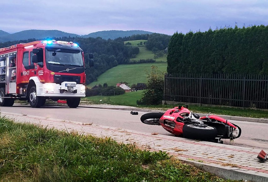 Śmiertelny wypadek w Laskowej. Nie żyje 19-letni motocyklista. Moment zdarzenia zarejestrowały kamery [ZDJĘCIA, WIDEO]