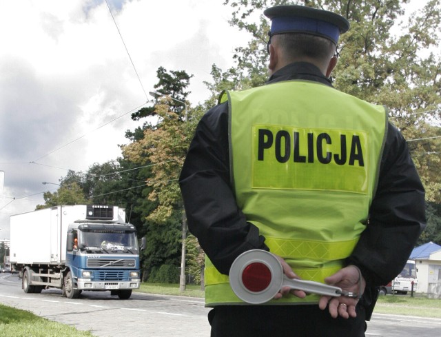 40-letni kierowca tira z Rumunii próbował wręczyć policjantom łapówkę.
