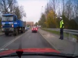 Lubliniec: Korek na ul. Powstańców Śląskich spowodował kamień, który spadł z naczepy ciężarówki