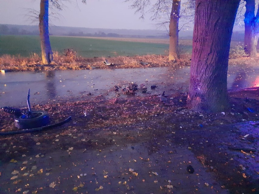 Gmina Gołuchów. Wypadek w Czerminku. Samochód uderzył w drzewo. Poszkodowana została jedna osoba 