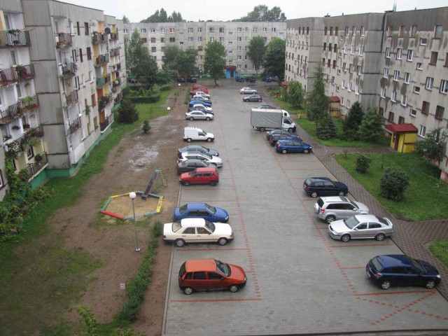Parking przy blokach przy ulicy Piłsudskiego w Zawierciu.