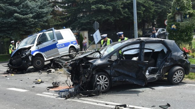 Rozbity policyjny radiowóz i osobowa toyota