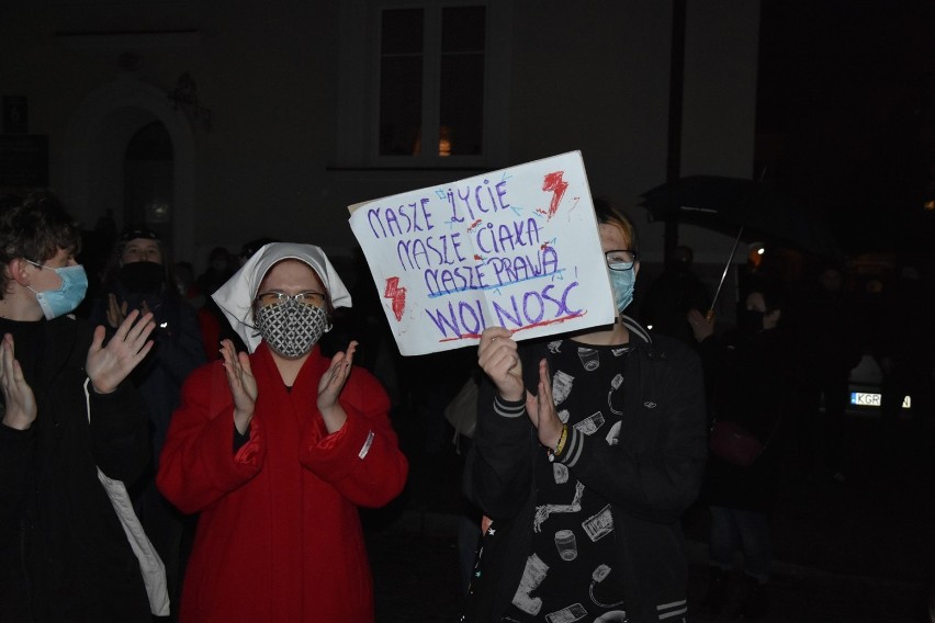 Gorlice. Strajk Kobiet przeszedł przez centrum miasta. Uczestnicy skandowali „Zwyciężymy Was Miłością” [ZDJĘCIA, VIDEO]]