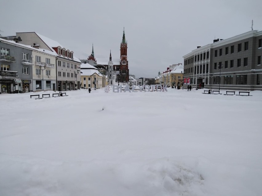 Po kolejnym ataku zimy na ulicach Białegostoku ślisko, jak na lodowisku. Były już kary dla firm i co z tego wynikło? (zdjęcia)