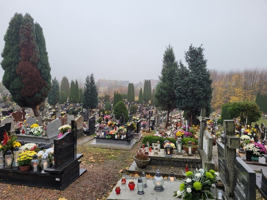 Dzień Zaduszny na cmentarzu w Kościerzynie. Mieszkańcy odwiedzają groby bliskich [ZDJĘCIA]