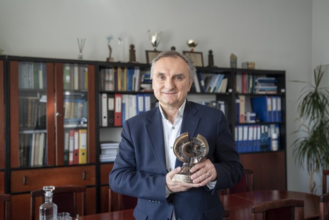 Za swoje osiągnięcia naukowe i zawodowe prof. Tomasz Siwowski otrzymał wiele nagród oraz kilka odznaczeń państwowych i zawodowych
