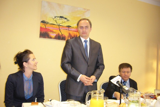Na zdjęciu: Ewa Szczecińska-Zielińska, rzecznik urzędu gminy, burmistrz Wiesław Wabik i Jan Wawrzyniak, doradca burmistrza