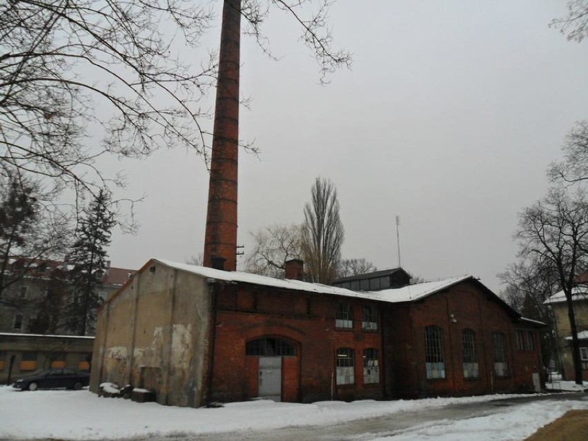 Czerwony blok zniknął z krajobrazu Lublińca. Koszt rozbiórki to ponad 1,1 mln zł [ZDJĘCIA]