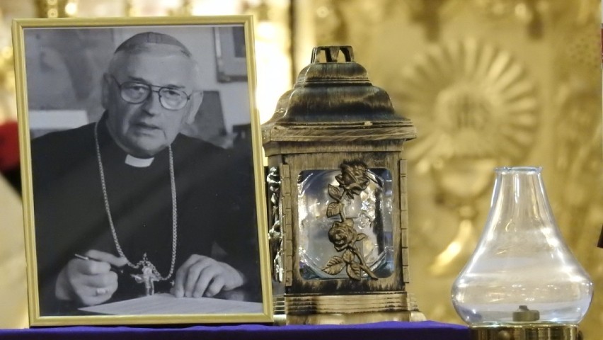W Radziechowach modlono się za śp. biskupa Tadeusza Pieronka. Pogrzeb w Krakowie