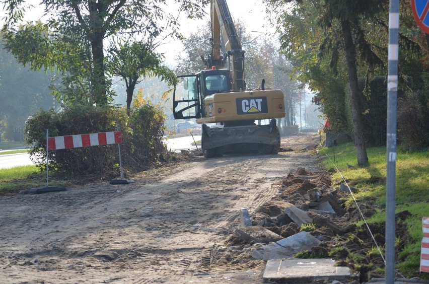 Budują chodnik i ścieżkę rowerową przy ulicy Kazimierza Wielkiego. ZDJĘCIA 