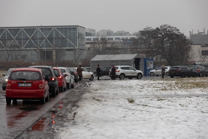 Kolejka do wymazów w punkcie pobrań przy Muzeum Lotnictwa w...