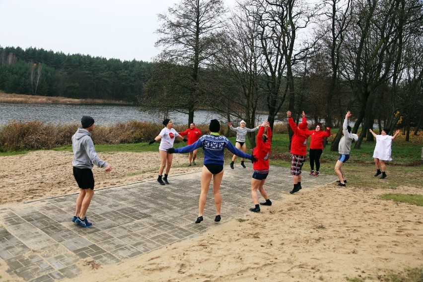 Kwidzyńscy Pasjonaci Morsowania nie odpuszczają! W weekend kąpali się w Rakowcu za Wisłą [ZDJĘCIA]