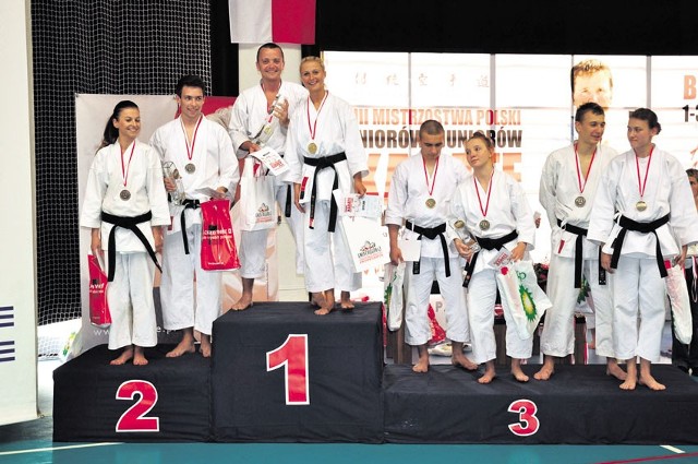 Zawodnicy Łódzkiej Akademii Karate Tradycyjnego na podium mistrzostw Polski.