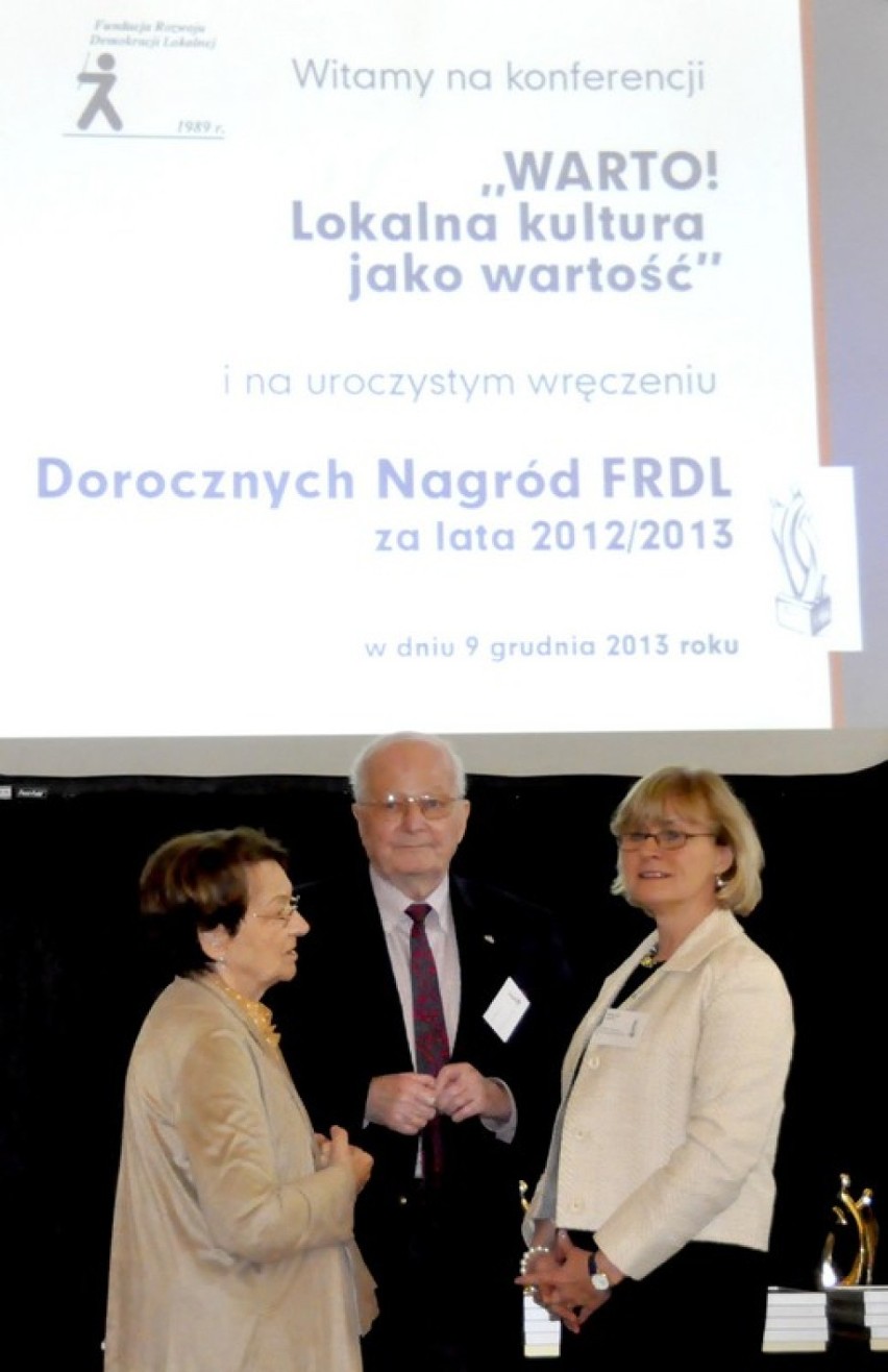 Konferencja "WARTO! Lokalna kultura jako wartość", wyróżnienie Fundacji Rozwoju Demokracji Lokalnej dla Zamojskiego Domu Kultury za projekt "Wędrująca Estrada 2013"