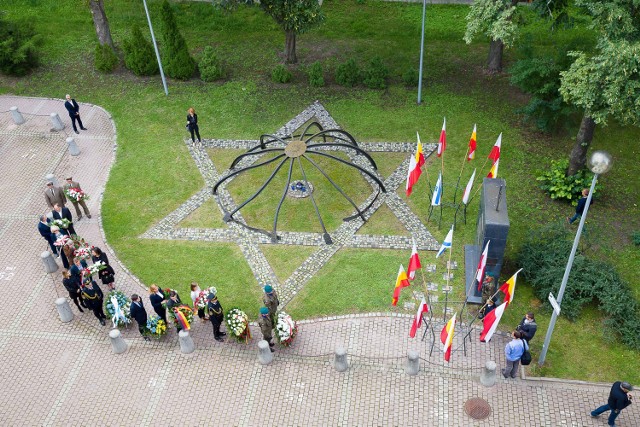 Złożenie kwiatów odbyło się pod Pomnikiem Wielkiej Synagogi przy ul. Suraskiej.